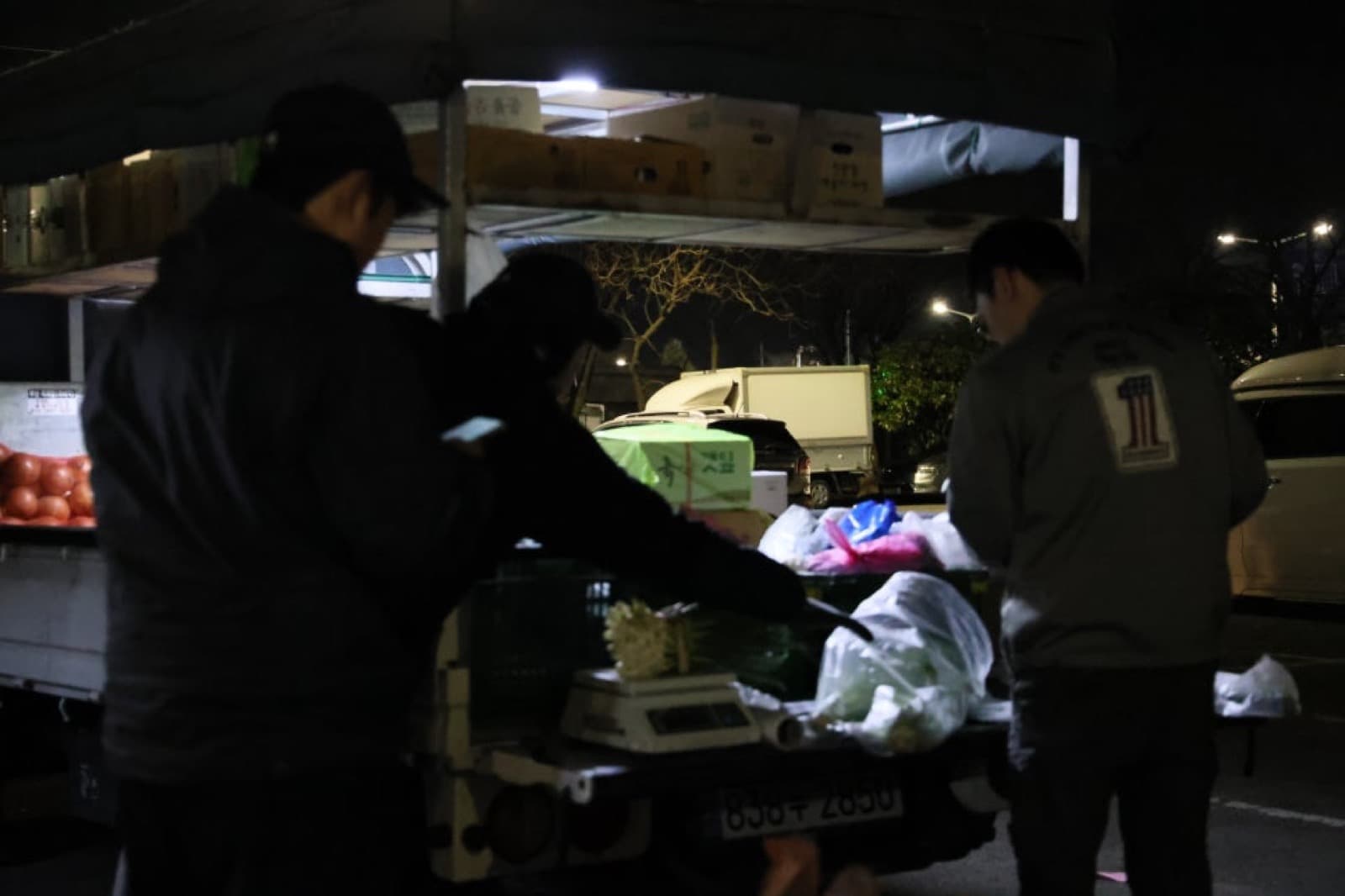 새벽에 물건을 검수하고 싣는 모습
